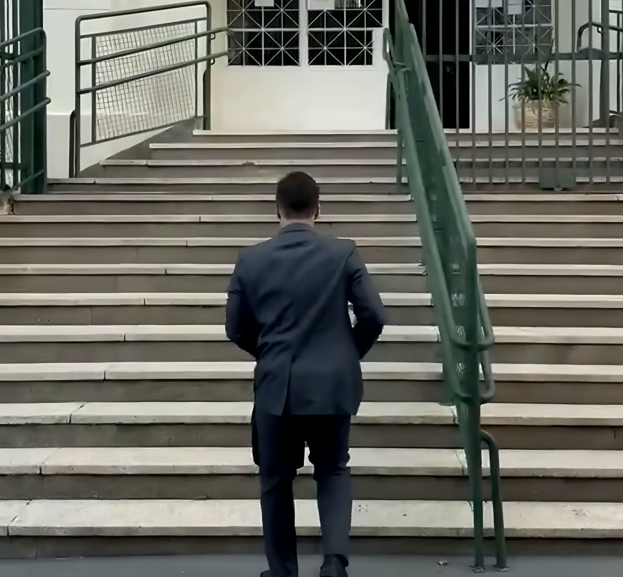 Dr. Alisson Souza Cruz subindo a escadaria do fórum no dia de um júri