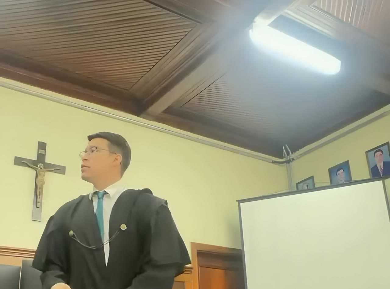 Dr. Alisson Souza Cruz de beca no plenário do Tribunal do Júri